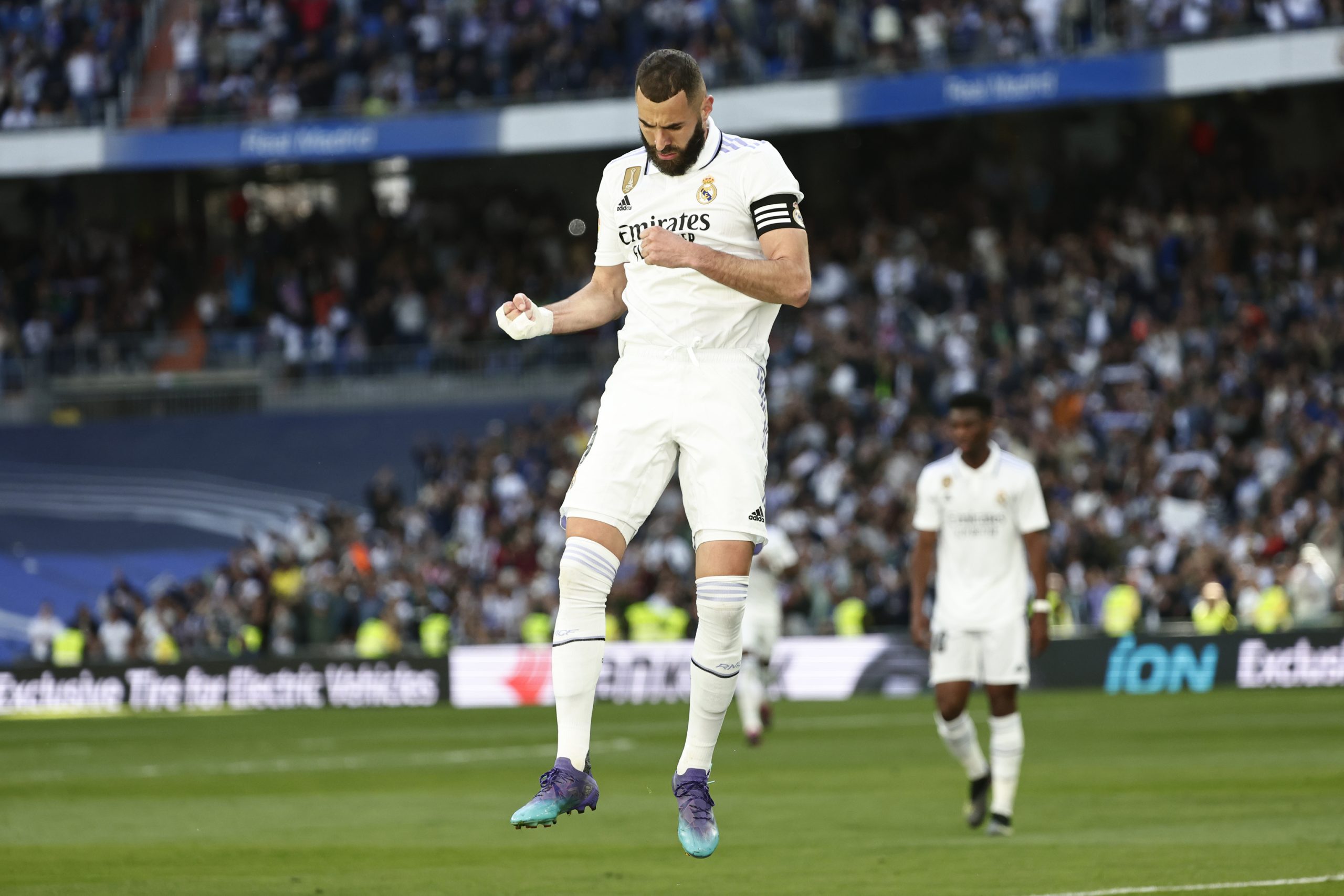 Benzema marca tres goles en siete minutos bajo el eco de los tambores del Camp Nou