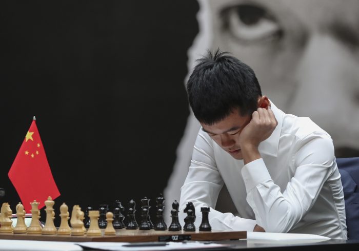 Ding Liren, "deprimido", vive su primer 'desastre' en el Mundial de ajedrez