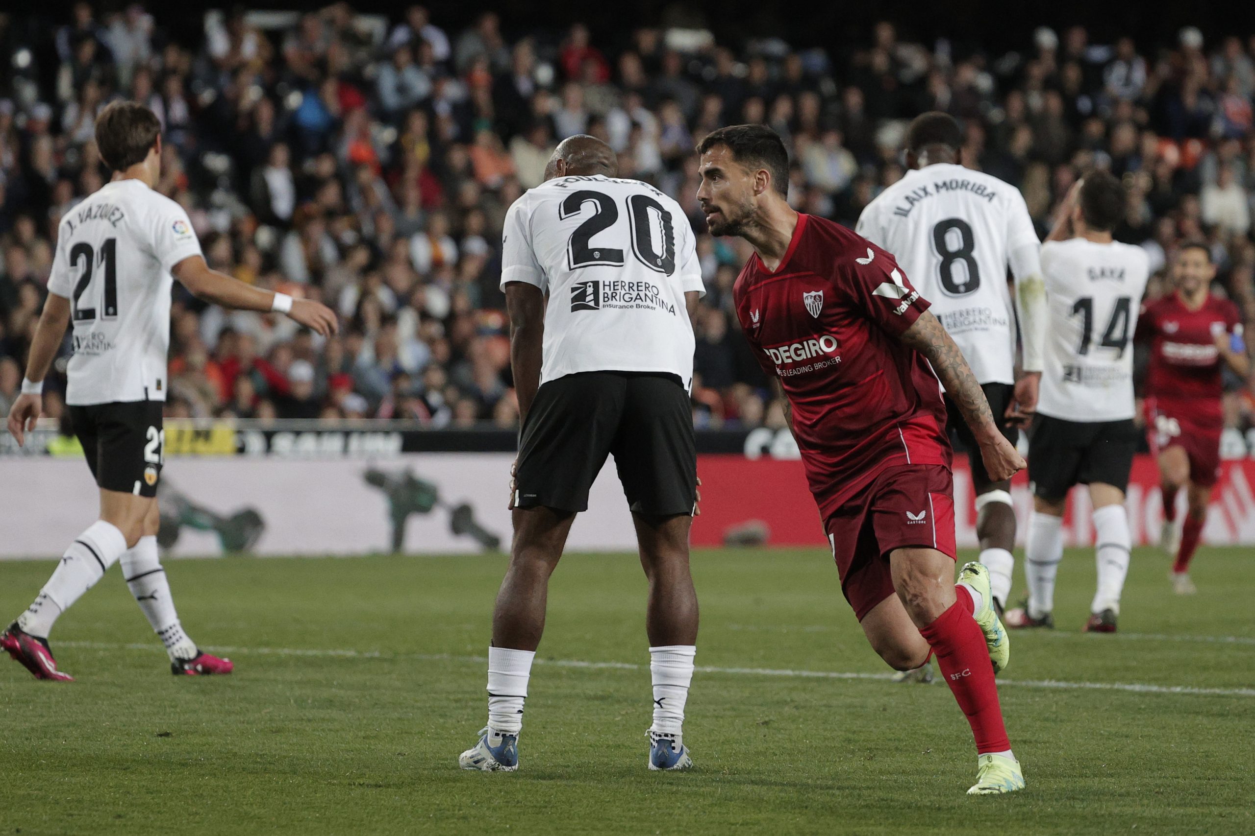 Dos zarpazos del Sevilla desquician a un Valencia que se condena