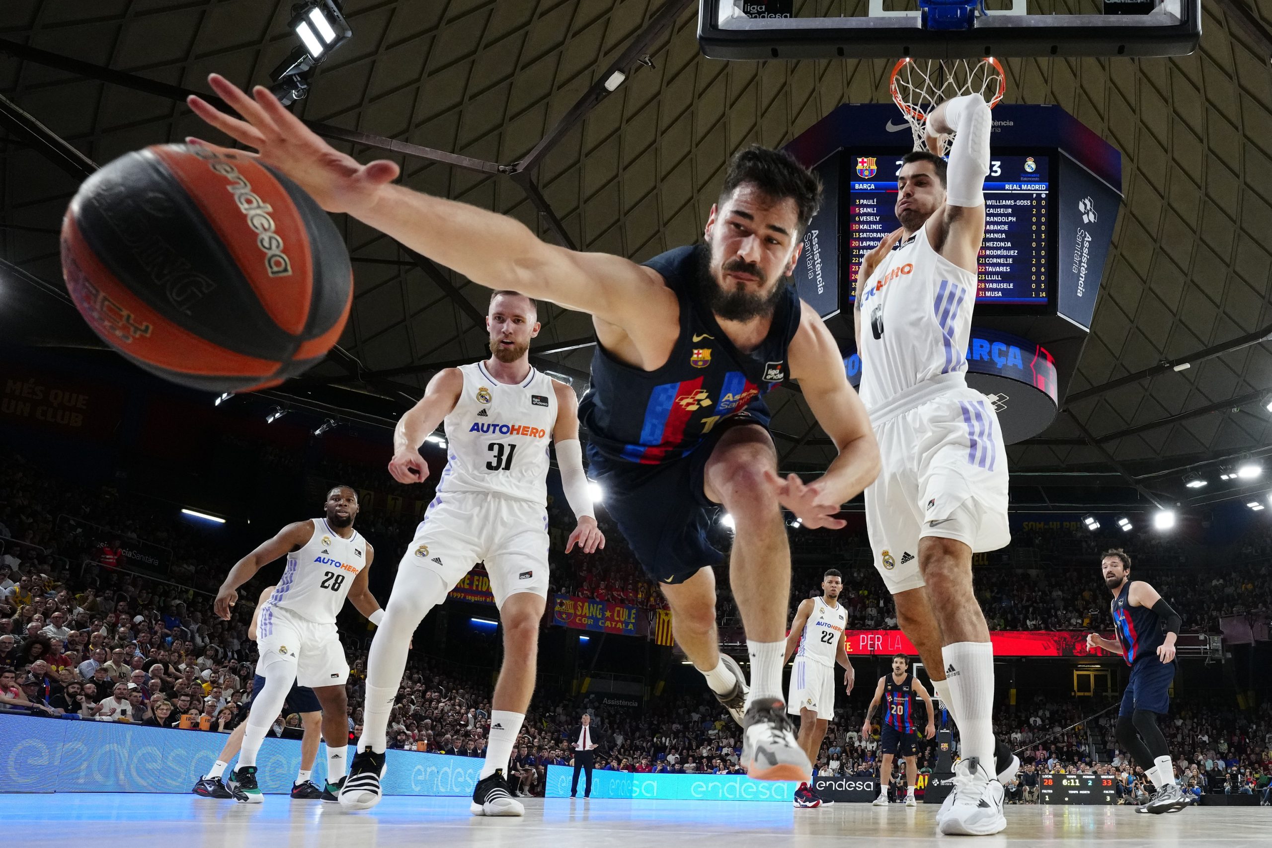 El Barça gana al Real Madrid y se encarama al liderato de la ACB