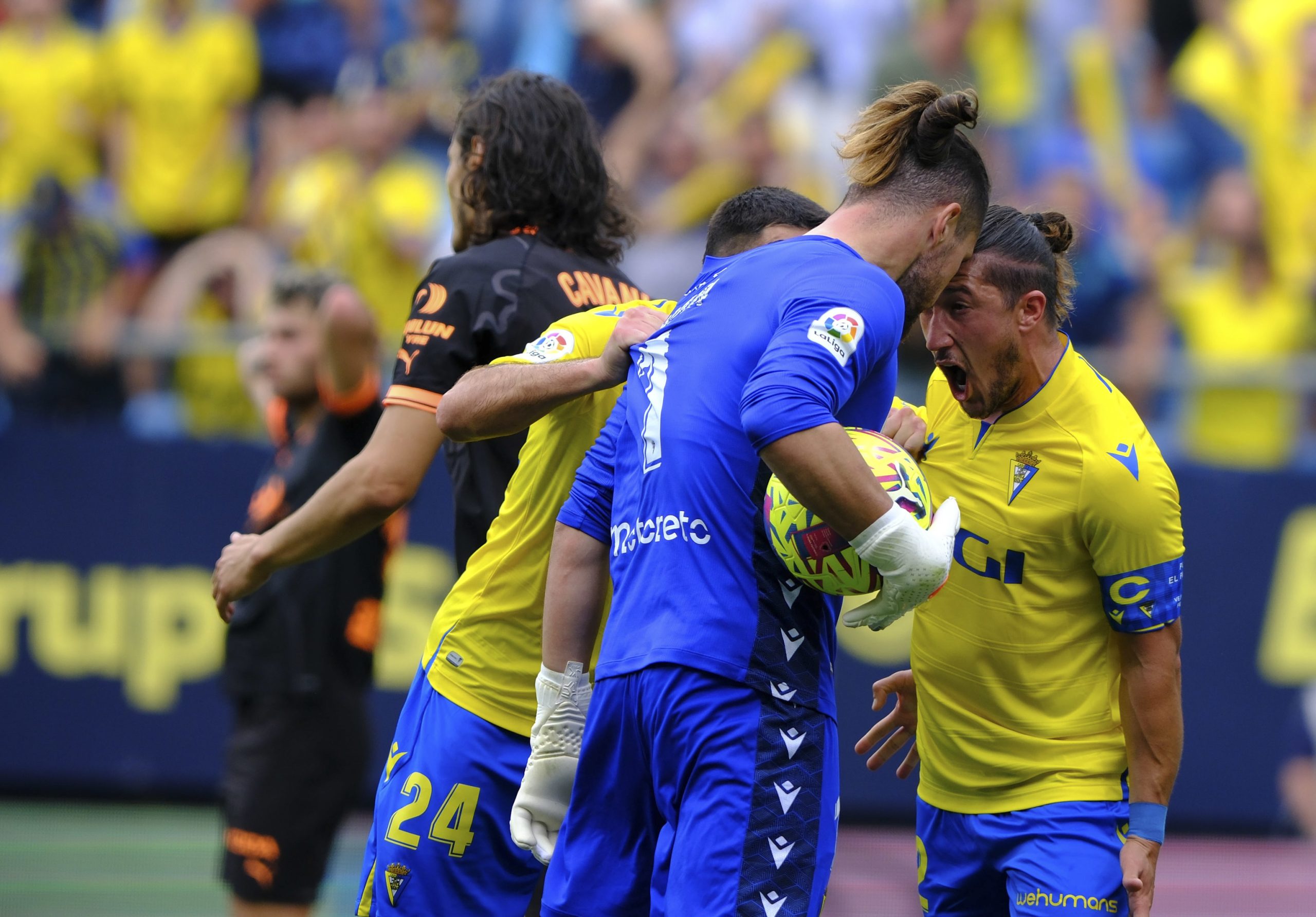 El Cádiz respira aliviado y vuelve a condenar al Valencia al barro