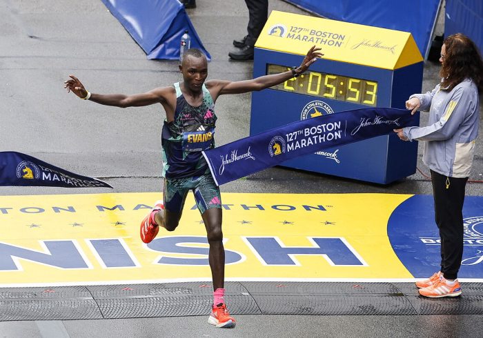 El keniata Chebet gana el maratón de Boston en un mal día de Kipchoge