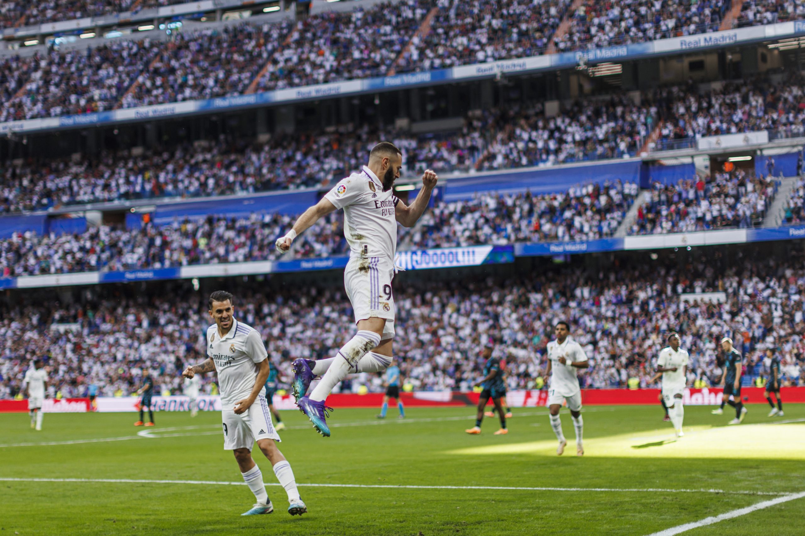 El Madrid y Benzema se dan un festín contra el Almería para acechar el pichichi de Lewandowski