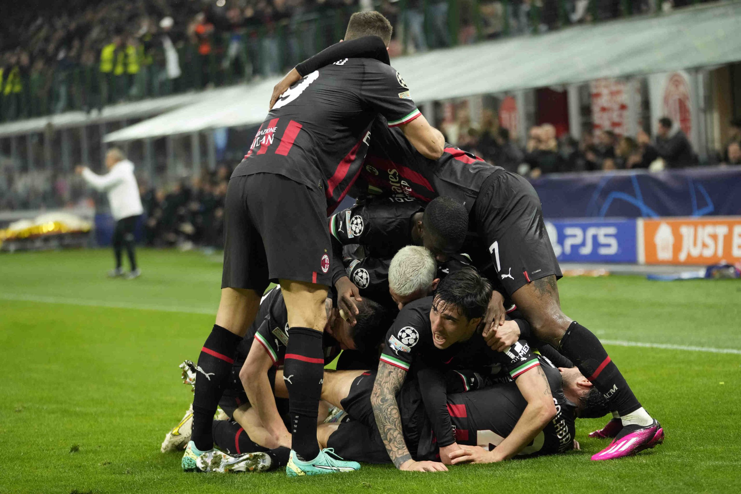 El Milan frustra al Nápoles y sueña con un derbi con el Inter en semifinales