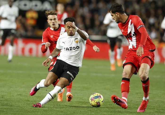 El Valencia rescata un empate ante el Rayo que le sabe a poco