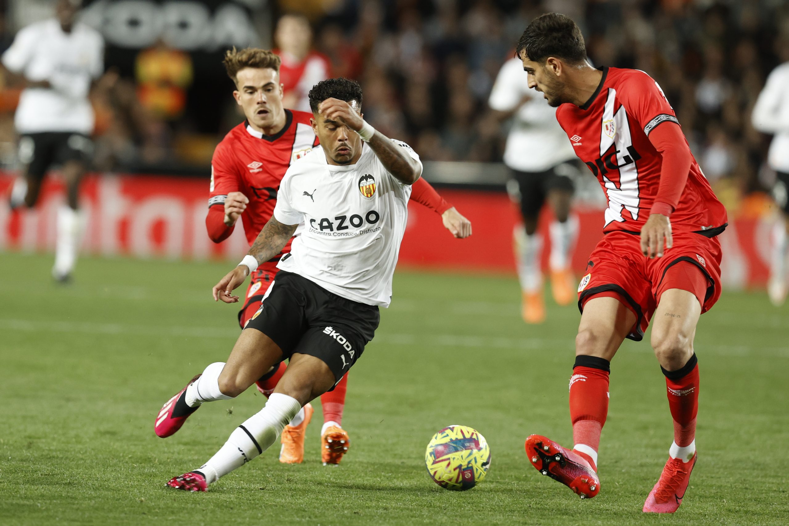 El Valencia rescata un empate ante el Rayo que le sabe a poco