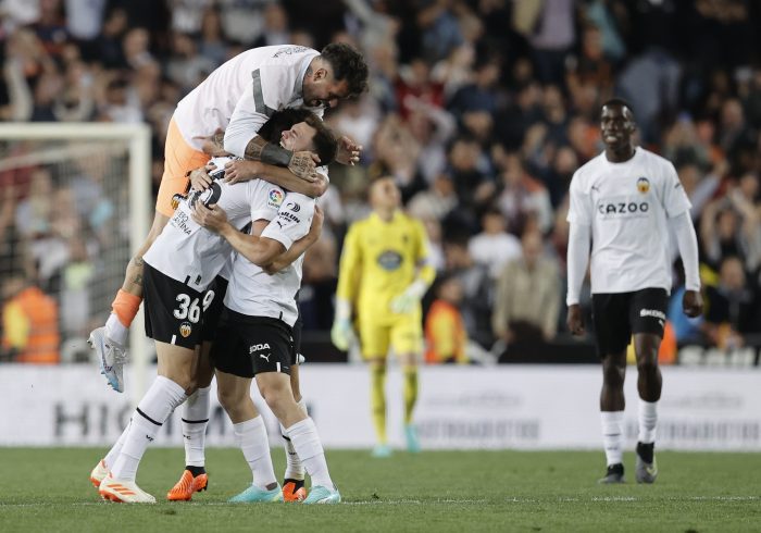El Valencia resucita ante el Valladolid con el gol del canterano Javi Guerra