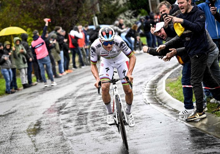 Evenepoel repite triunfo en Lieja tras el abandono por caída de Pogacar, que podría perderse el Tour