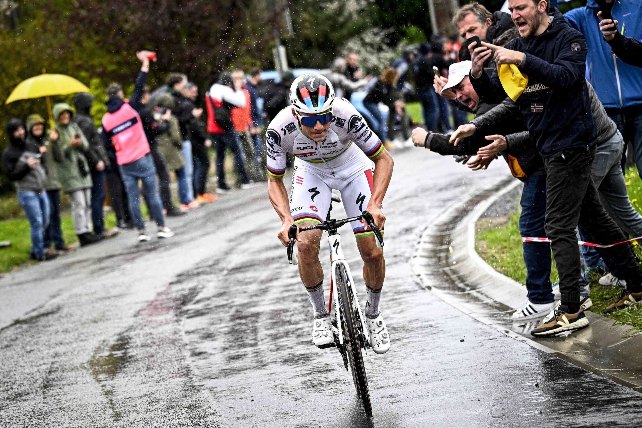 Evenepoel repite triunfo en Lieja tras el abandono por caída de Pogacar, que podría perderse el Tour