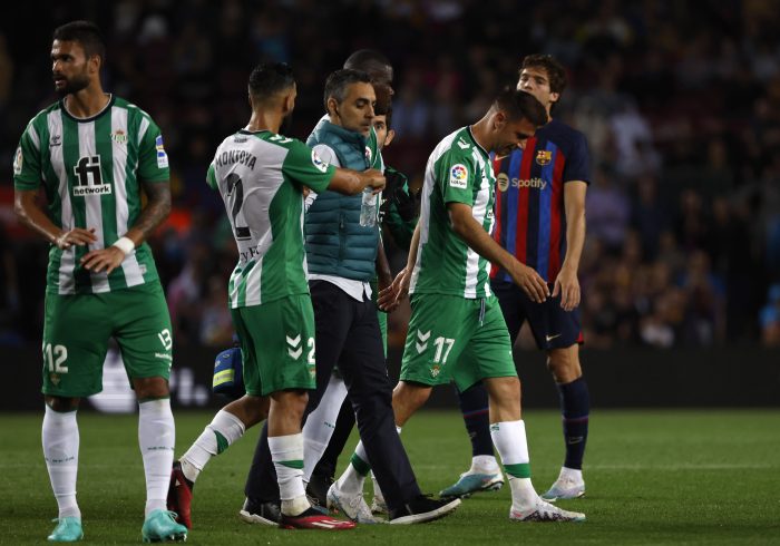 Joaquín pasa de la gran ovación del Camp Nou a una lesión que puede precipitar su adiós definitivo al fútbol
