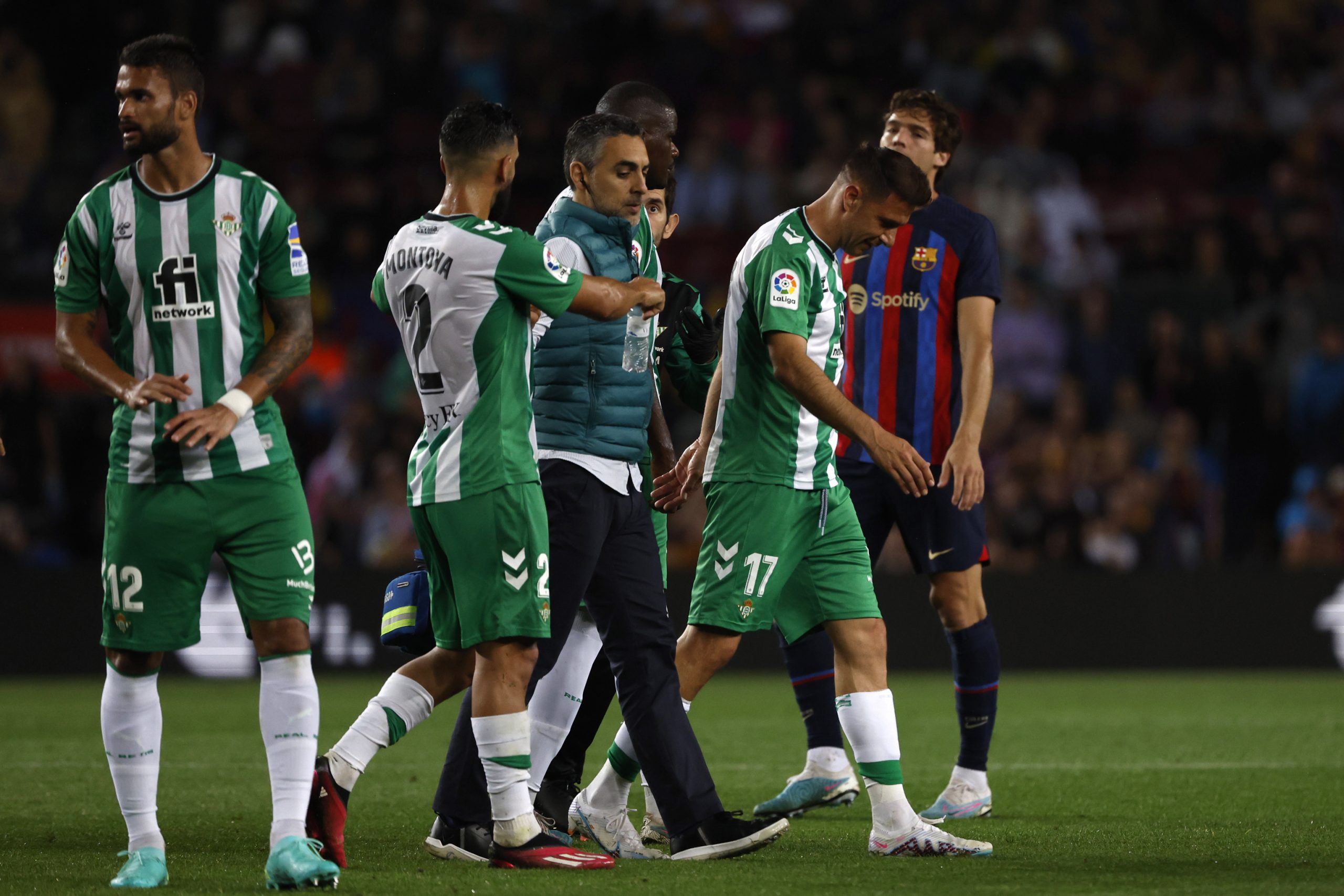 Joaquín pasa de la gran ovación del Camp Nou a una lesión que puede precipitar su adiós definitivo al fútbol