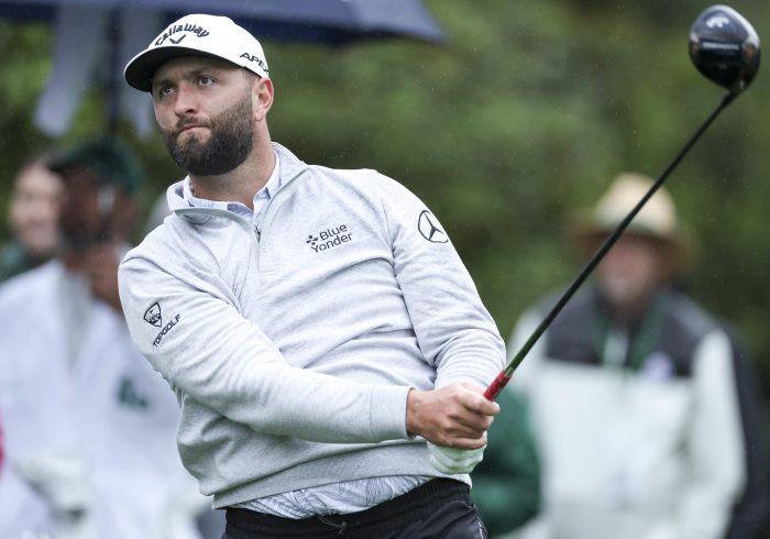 Jon Rahm mira a la chaqueta verde tras una mañana de supervivencia