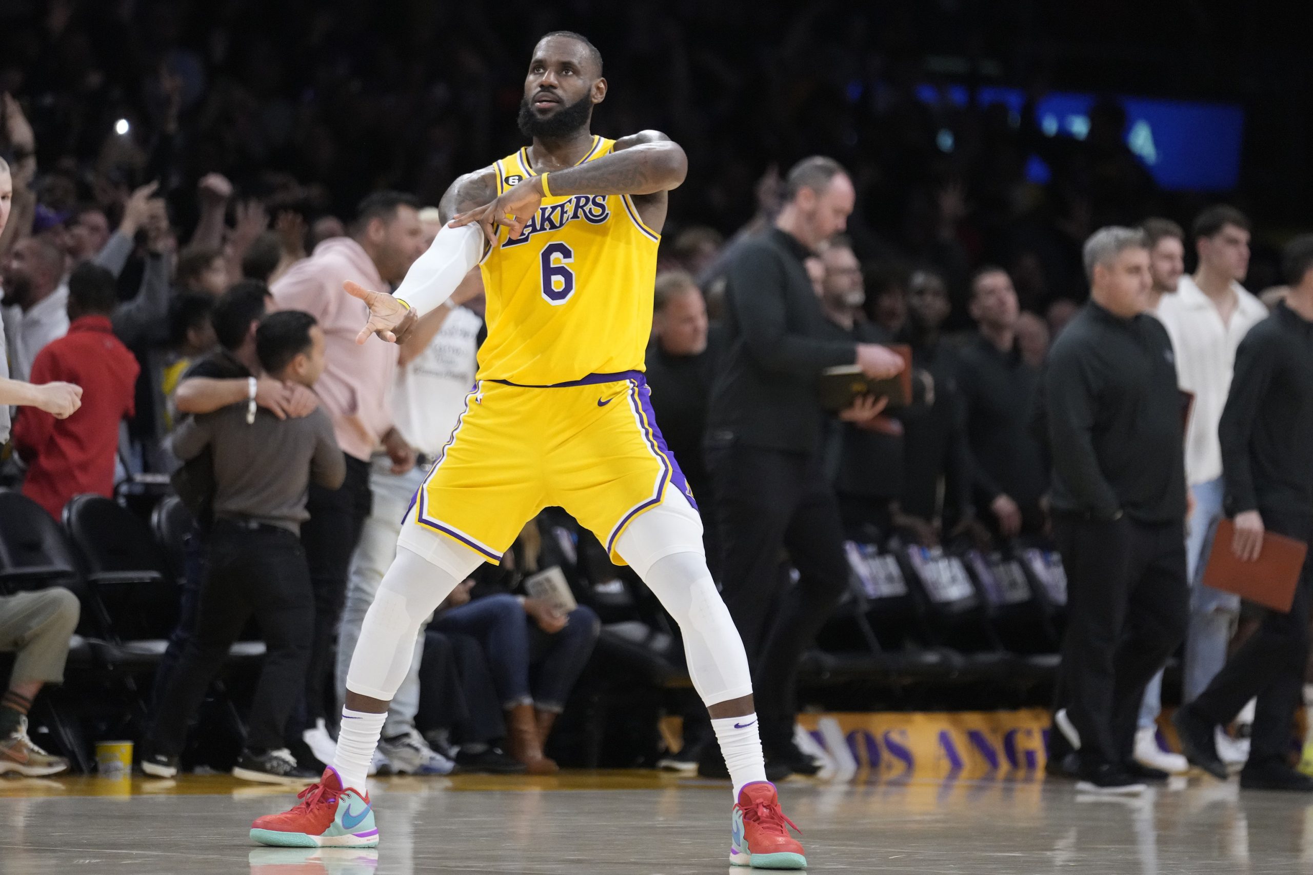 LeBron James evita la catástrofe ante los Wolves y permite el regreso de los Lakers a "Playoffs"