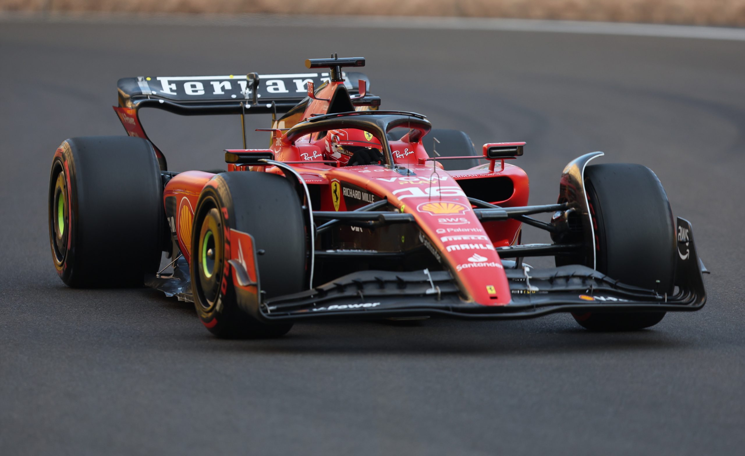 Leclerc sale primero en el sprint de Baku, Sainz arranca cuarto y Alonso empezará desde la novena posición