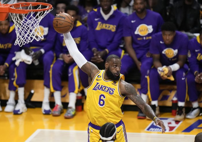 Los Lakers aplastan a los Grizzlies y los Kings fuerzan el séptimo contra los Warriors