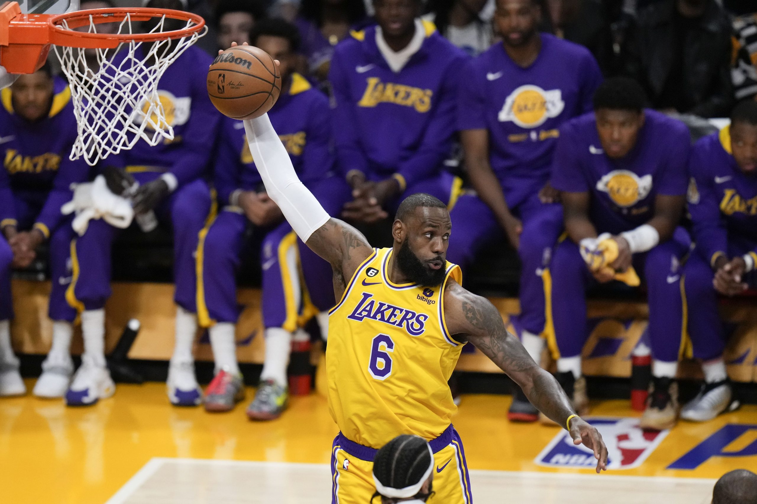 Los Lakers aplastan a los Grizzlies y los Kings fuerzan el séptimo contra los Warriors