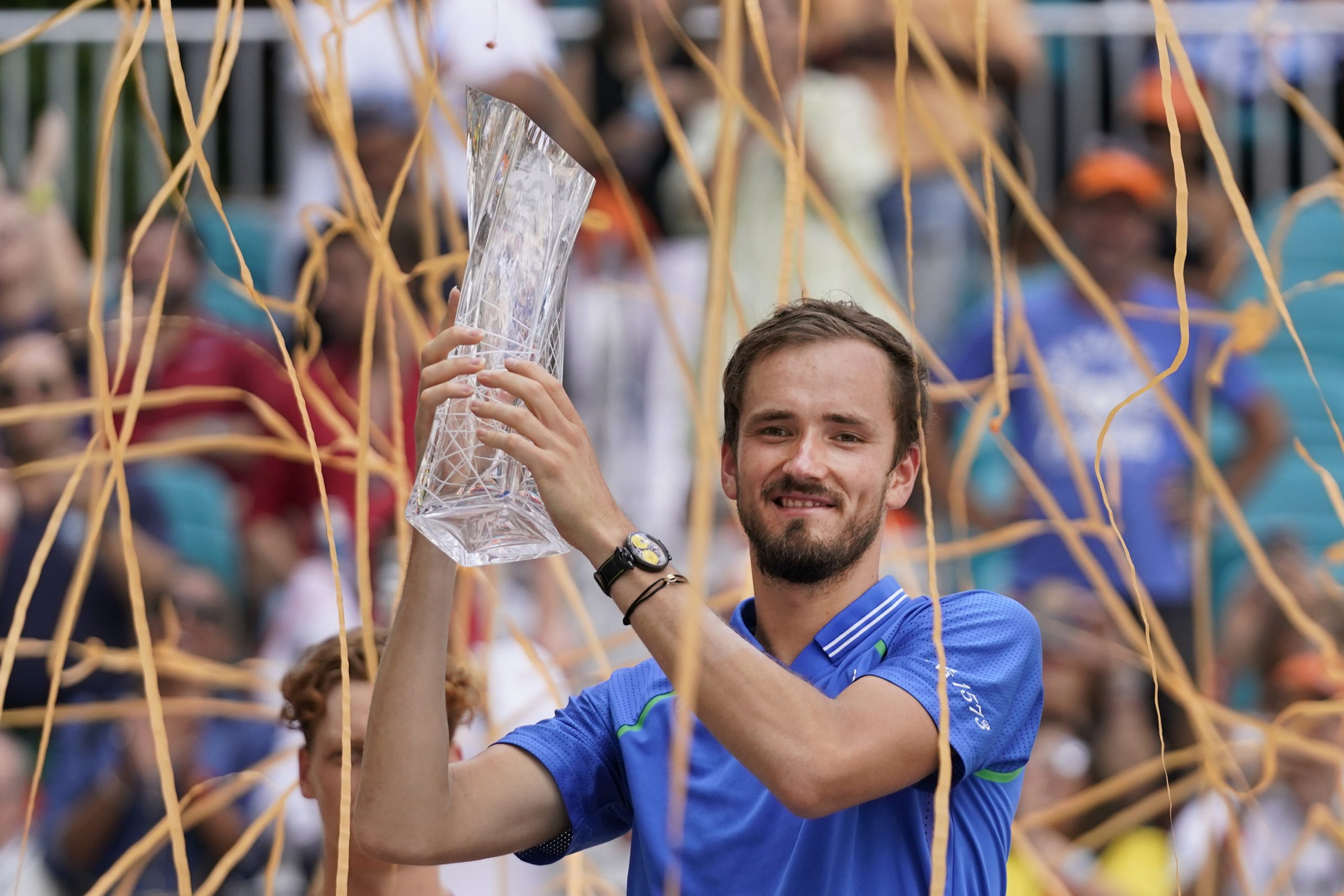 Medvedev impone su plan ante un debilitado Sinner y gana en Miami su quinto Masters 1000