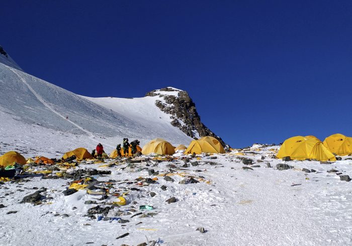 Nepal prevé atascos en el Everest tras emitir un récord de 454 permisos para coronar la cumbre más alta del mundo
