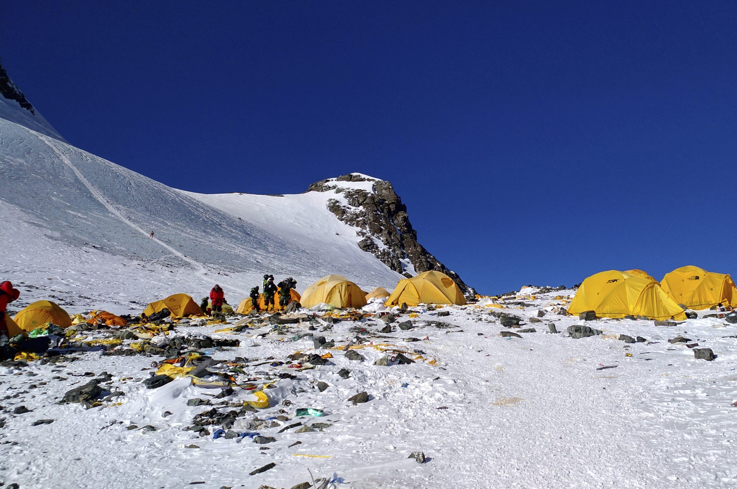 Nepal prevé atascos en el Everest tras emitir un récord de 454 permisos para coronar la cumbre más alta del mundo