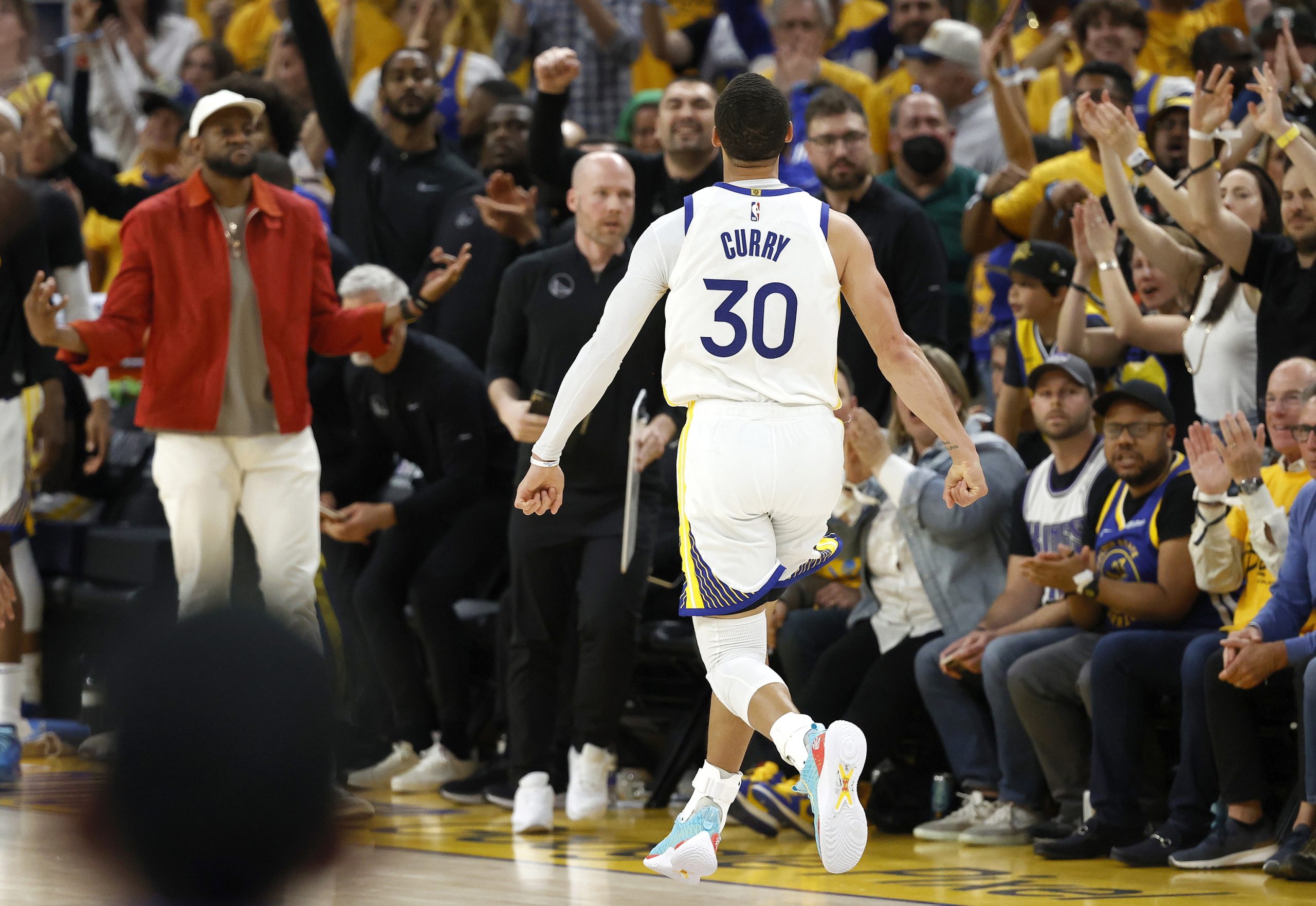 Playoffs de la NBA: Los Warriors sobreviven a Sacramento y los Knicks colocan a un paso de las semifinales 10 años después