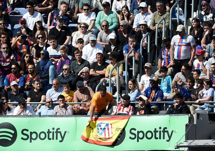 Polémica por la retirada de una bandera de España en la grada del Camp Nou