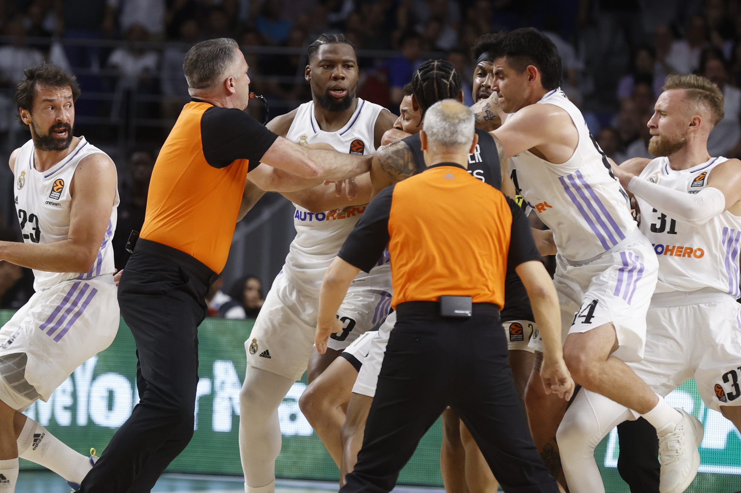 Razones y consecuencias de la salvaje tangana del WiZink: la chispa de Llull, la locura de Yabusele, el puñetazo de Punter y la sabia reflexión de Obradovic