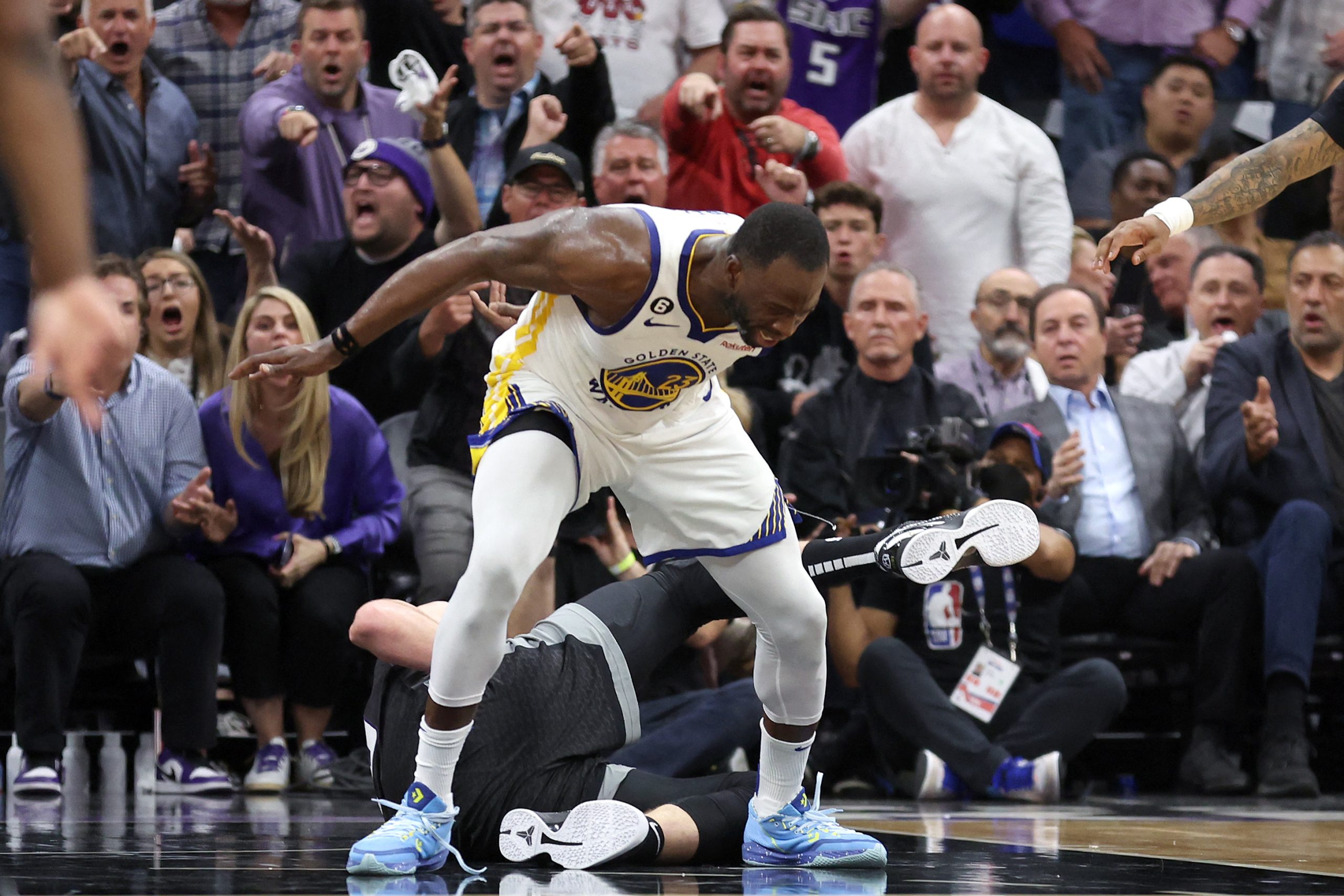 Suspenden un partido a Draymond Green por pisar en el pecho a Sabonis en el segundo choque de playoffs entre Warriors y Kings