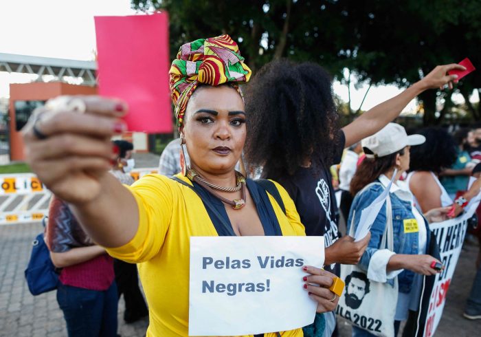 Activistas brasileÃ±os se manifiestan en apoyo a Vinicius frente a la embajada de EspaÃ±a: "Es hora de que EspaÃ±a revise sus leyes"