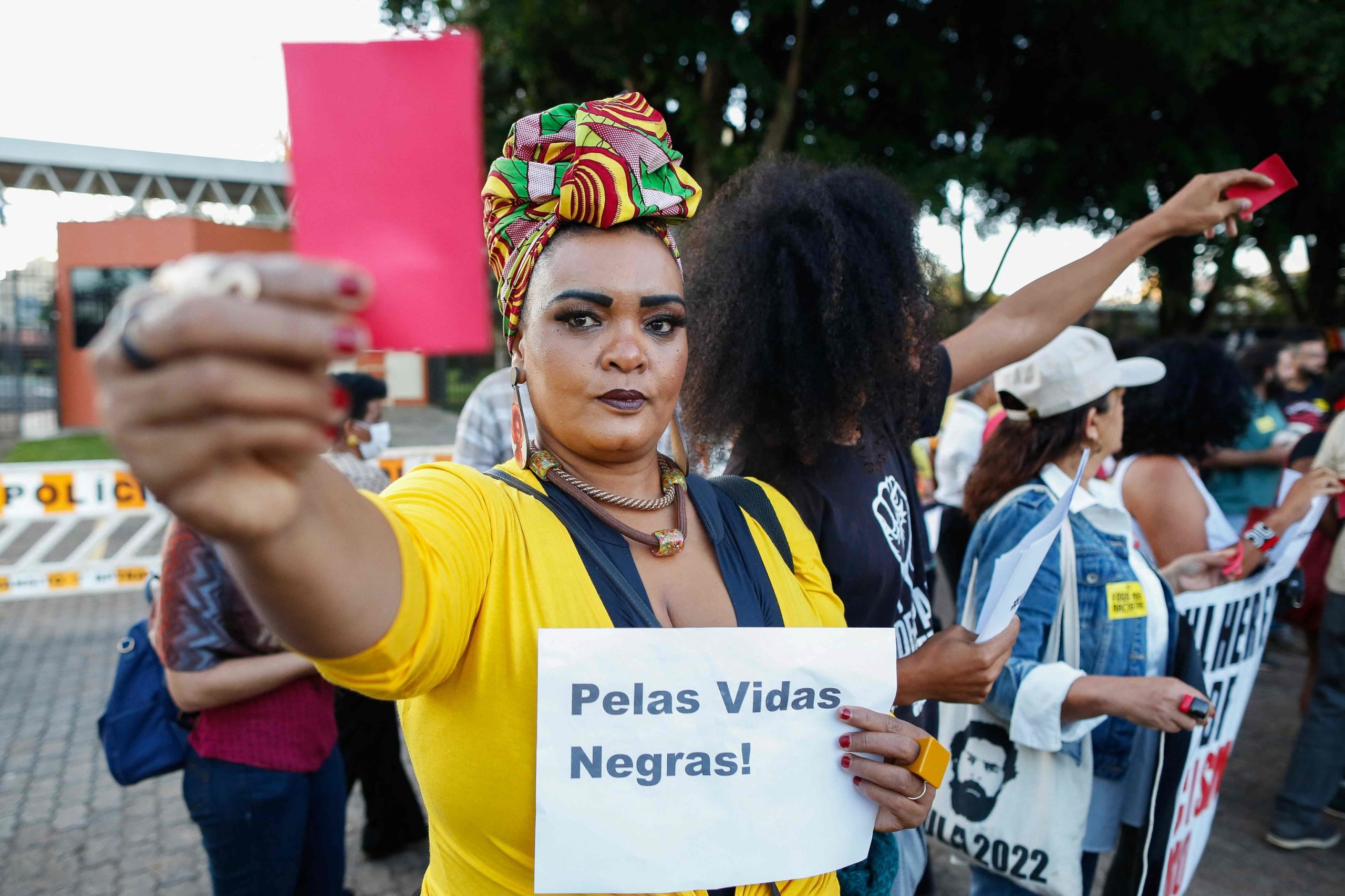 Activistas brasileÃ±os se manifiestan en apoyo a Vinicius frente a la embajada de EspaÃ±a: "Es hora de que EspaÃ±a revise sus leyes"