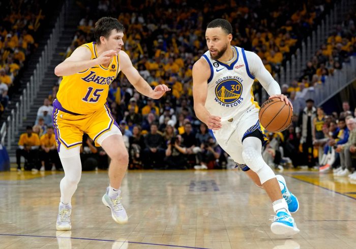 Curry mantiene con vida a los Warriors ante unos Lakers en vilo por la lesión de Davis