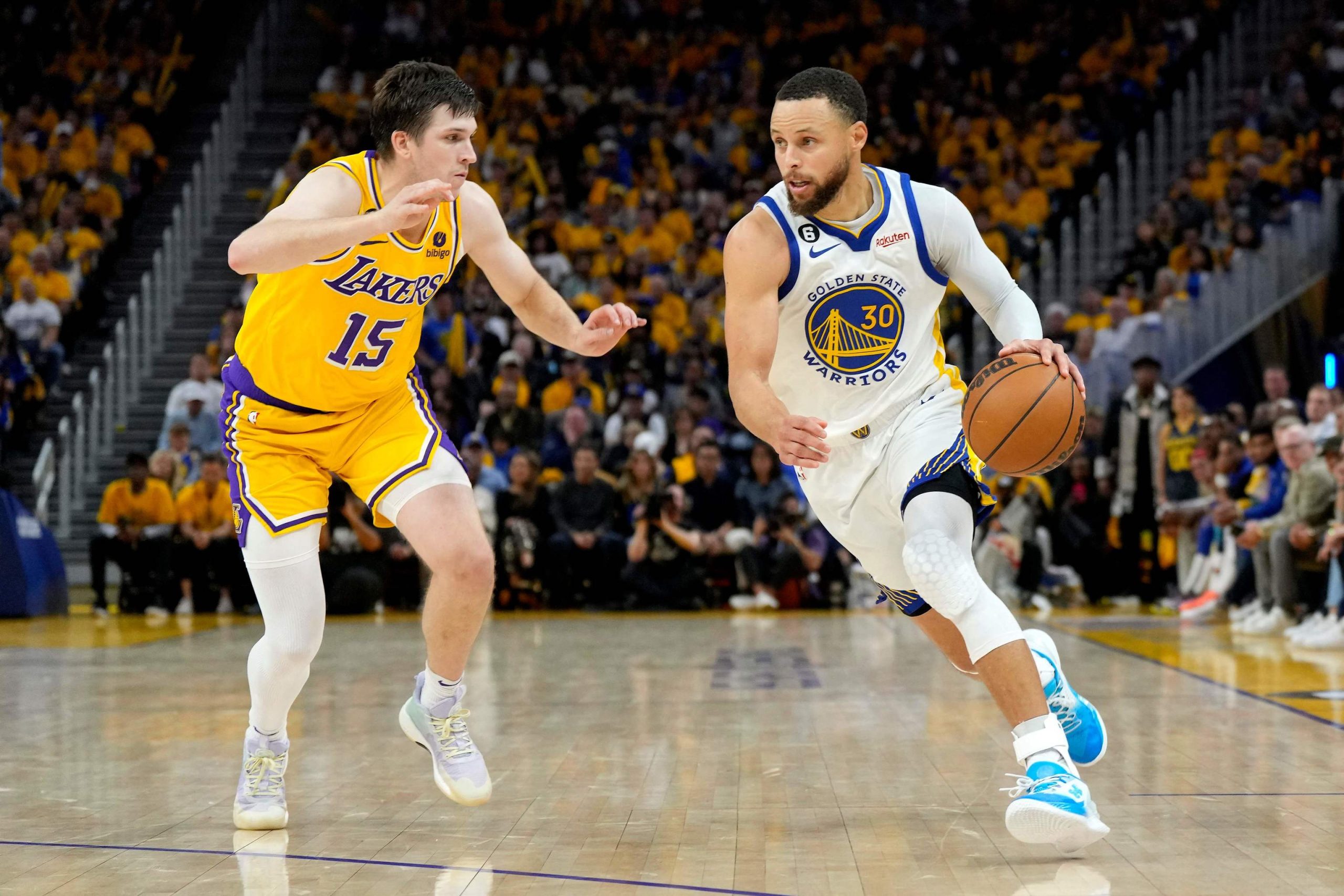 Curry mantiene con vida a los Warriors ante unos Lakers en vilo por la lesión de Davis