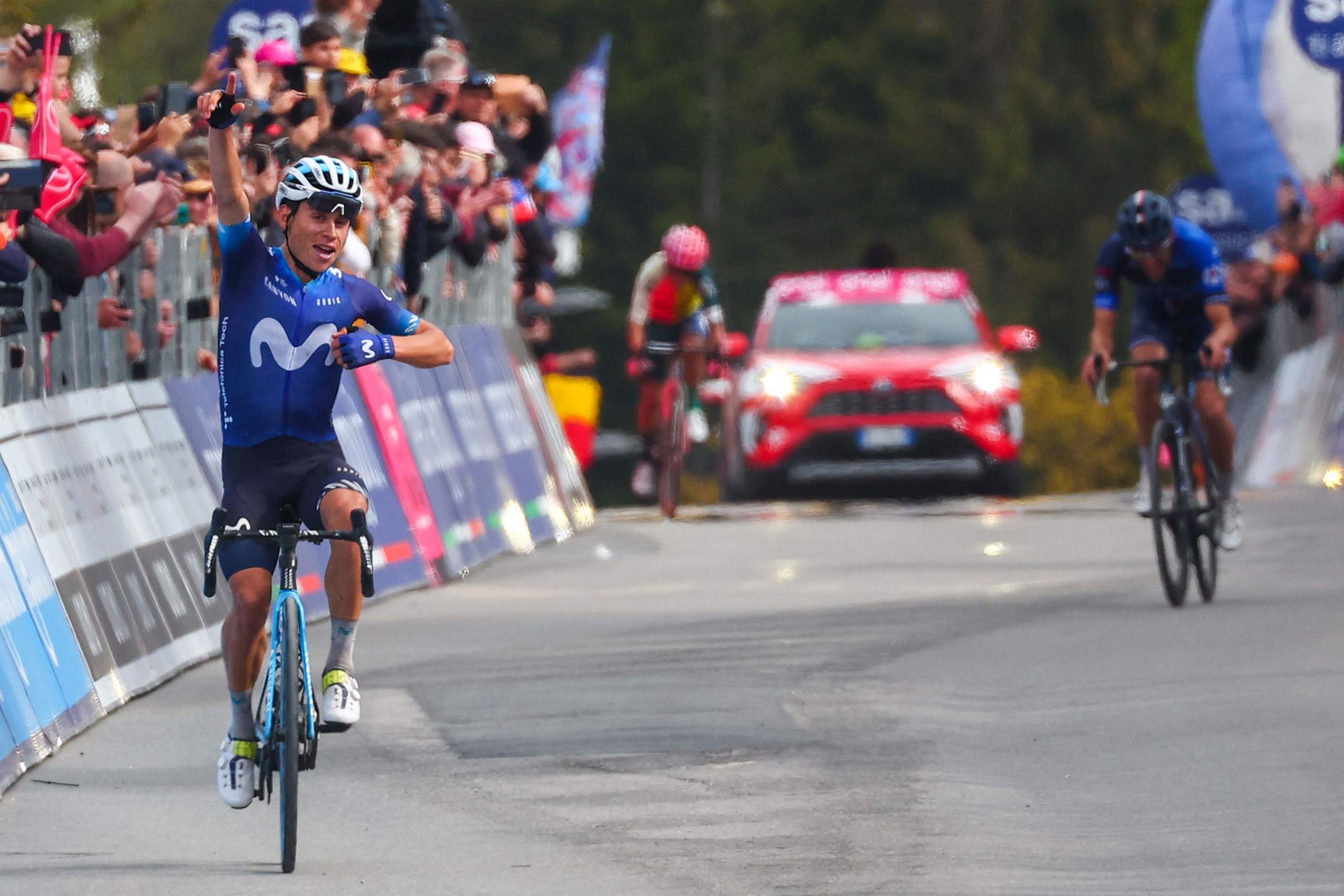 Einer Rubio, colombiano del Movistar, gana la primera y recortada etapa alpina