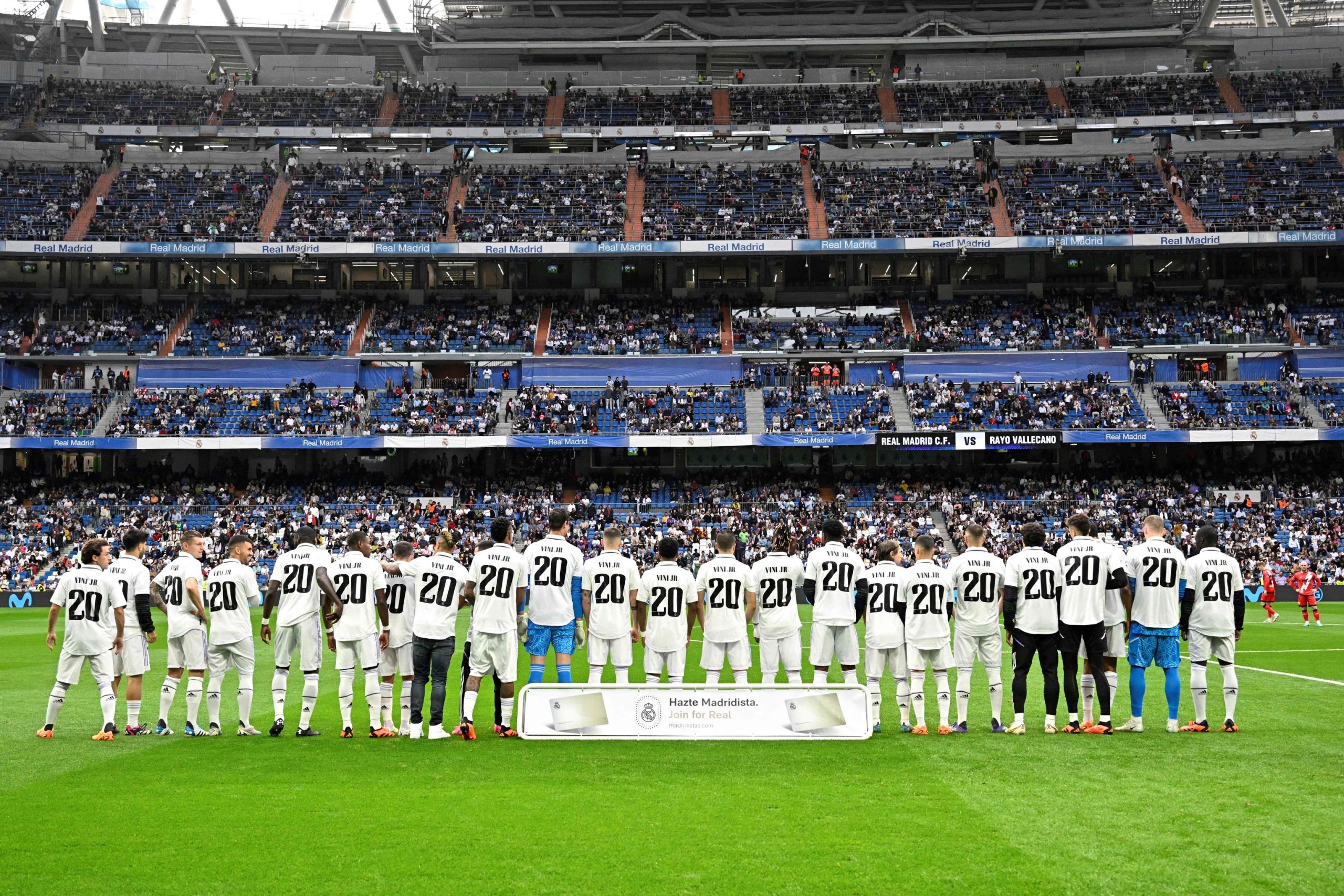 El BernabÃ©u y el Madrid arropan a Vinicius ante el racismo: "Vinicius somos todos, basta ya"