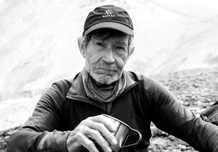 El escalador de 84 aÃ±os Carlos Soria abandona su intento de coronar el Dhaulagiri tras caerle un sherpa encima