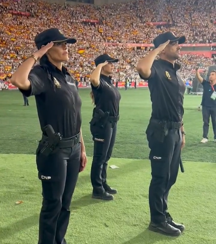 El vídeo viral de la policía en la final de la Copa del Rey: "Esa sensación cuando suena el himno de España"