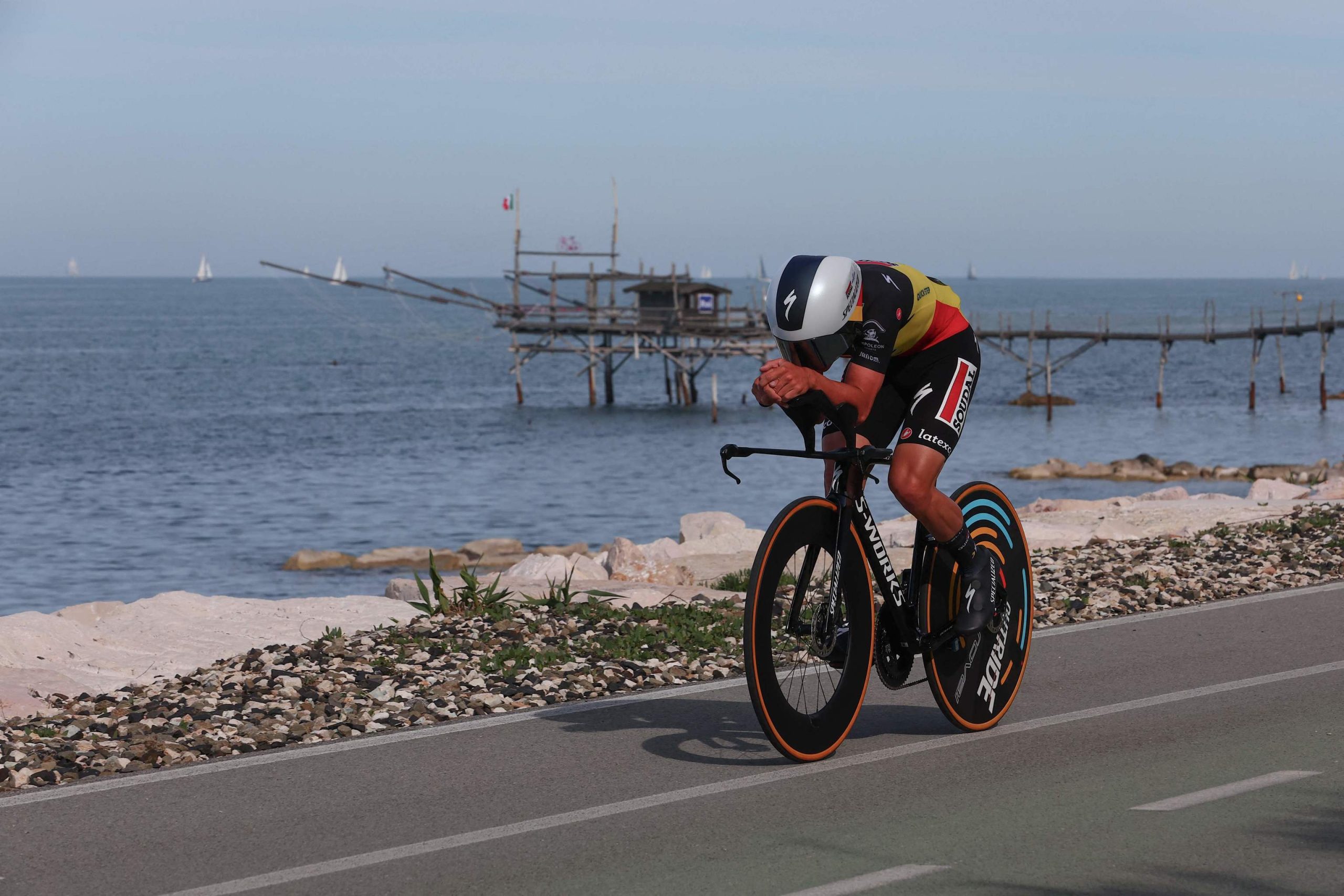 Evenepoel se reencarna en Indurain e impone su tiranía en el estreno del Giro