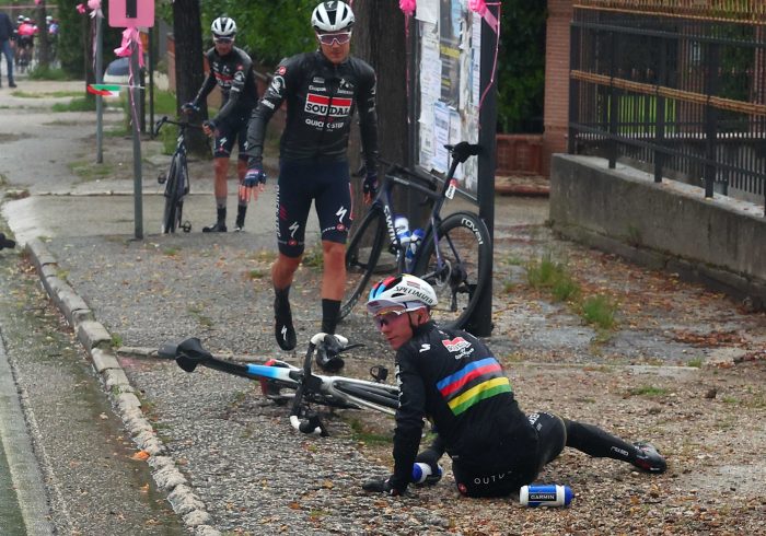 Evenepoel, uno de los favoritos en el Giro, se cae por culpa de un perro