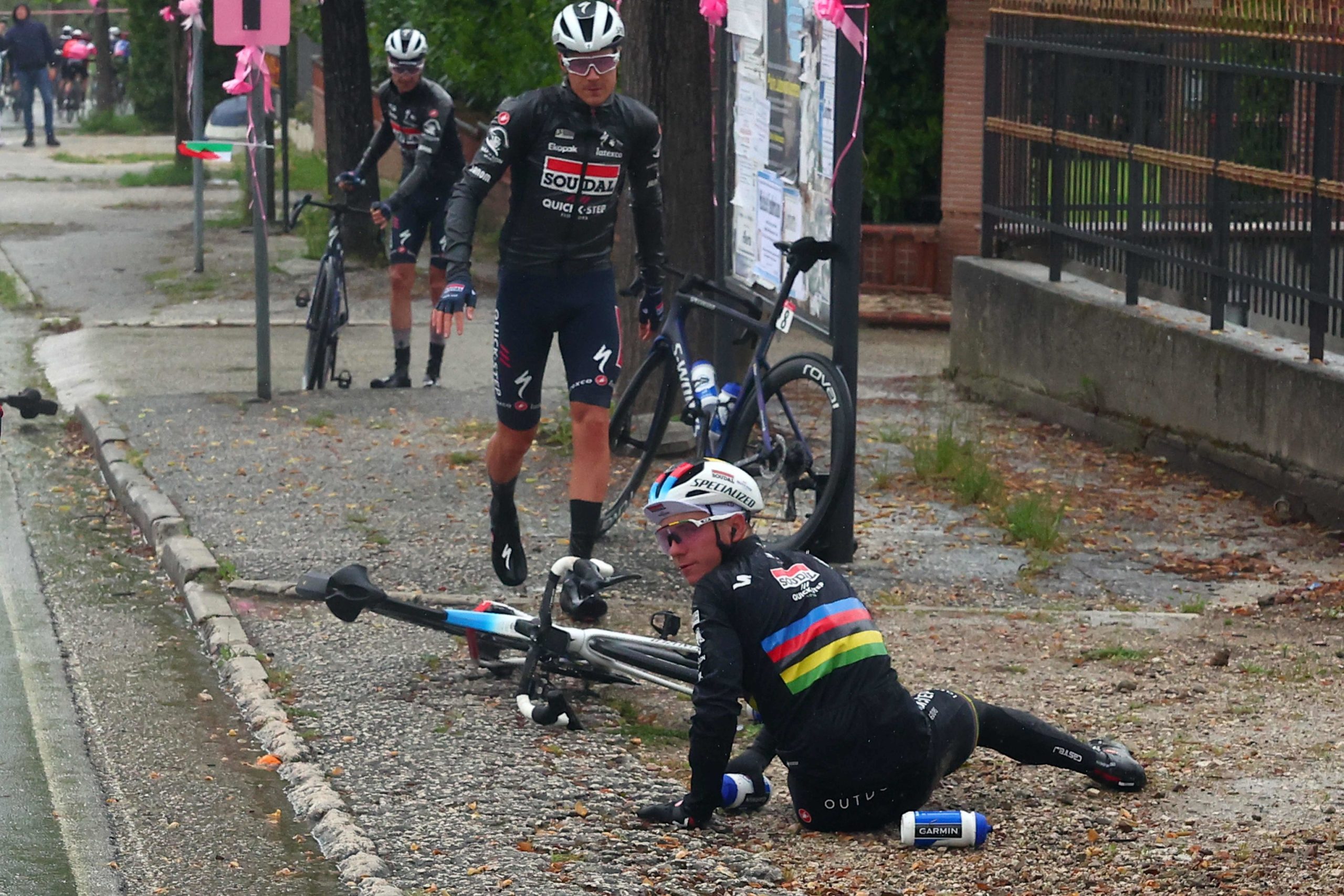 Evenepoel, uno de los favoritos en el Giro, se cae por culpa de un perro