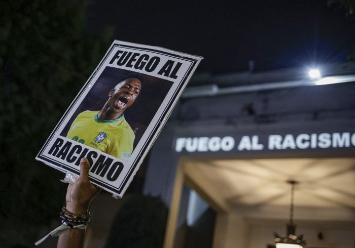 La ONU condena los insultos a Vinicius mientras decenas de manifestantes protestan frente al Consulado de EspaÃ±a en Sao Paulo