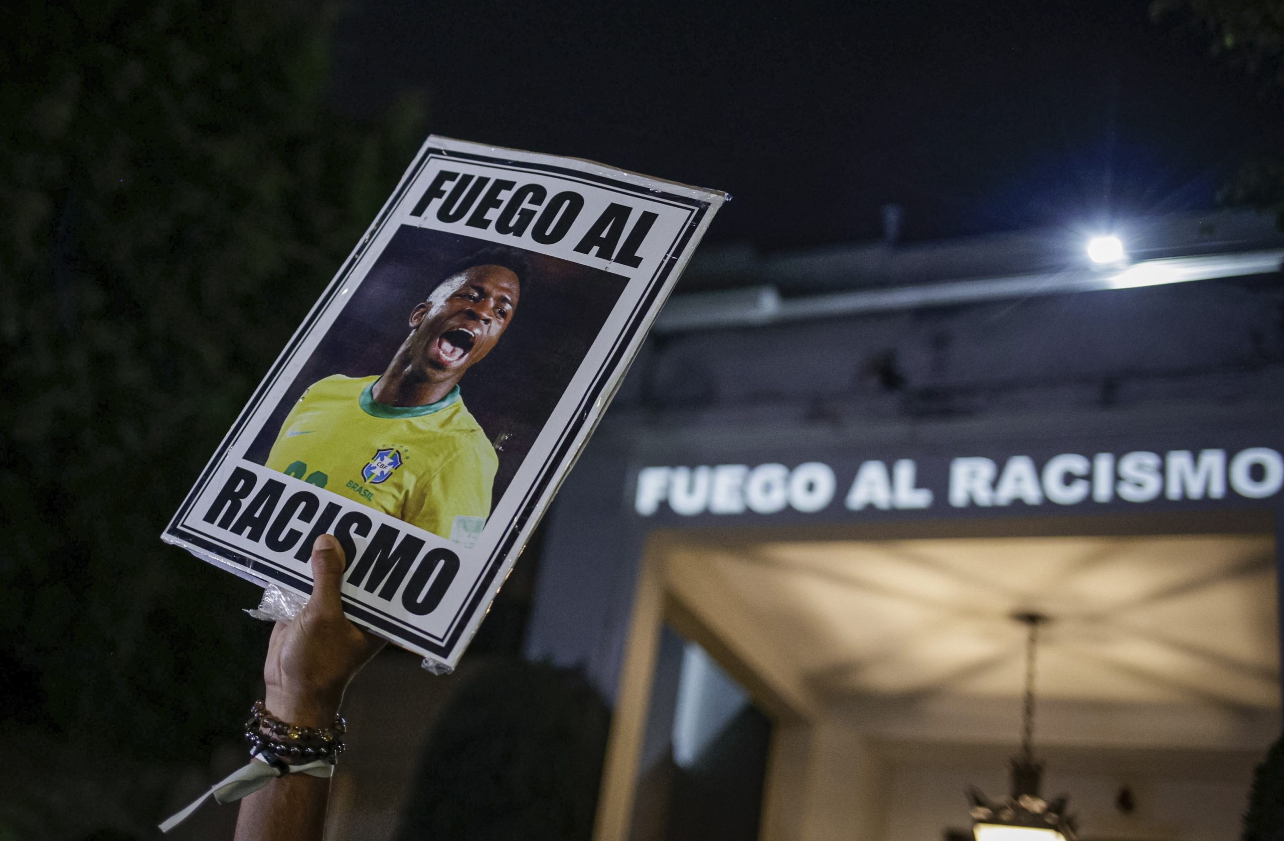 La ONU condena los insultos a Vinicius mientras decenas de manifestantes protestan frente al Consulado de EspaÃ±a en Sao Paulo