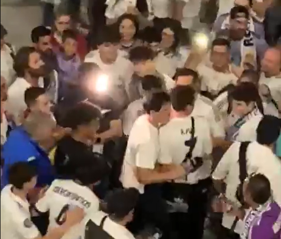 La pelea de Edu Aguirre en la puerta 55 del Bernabéu tras el Real Madrid-Manchester City