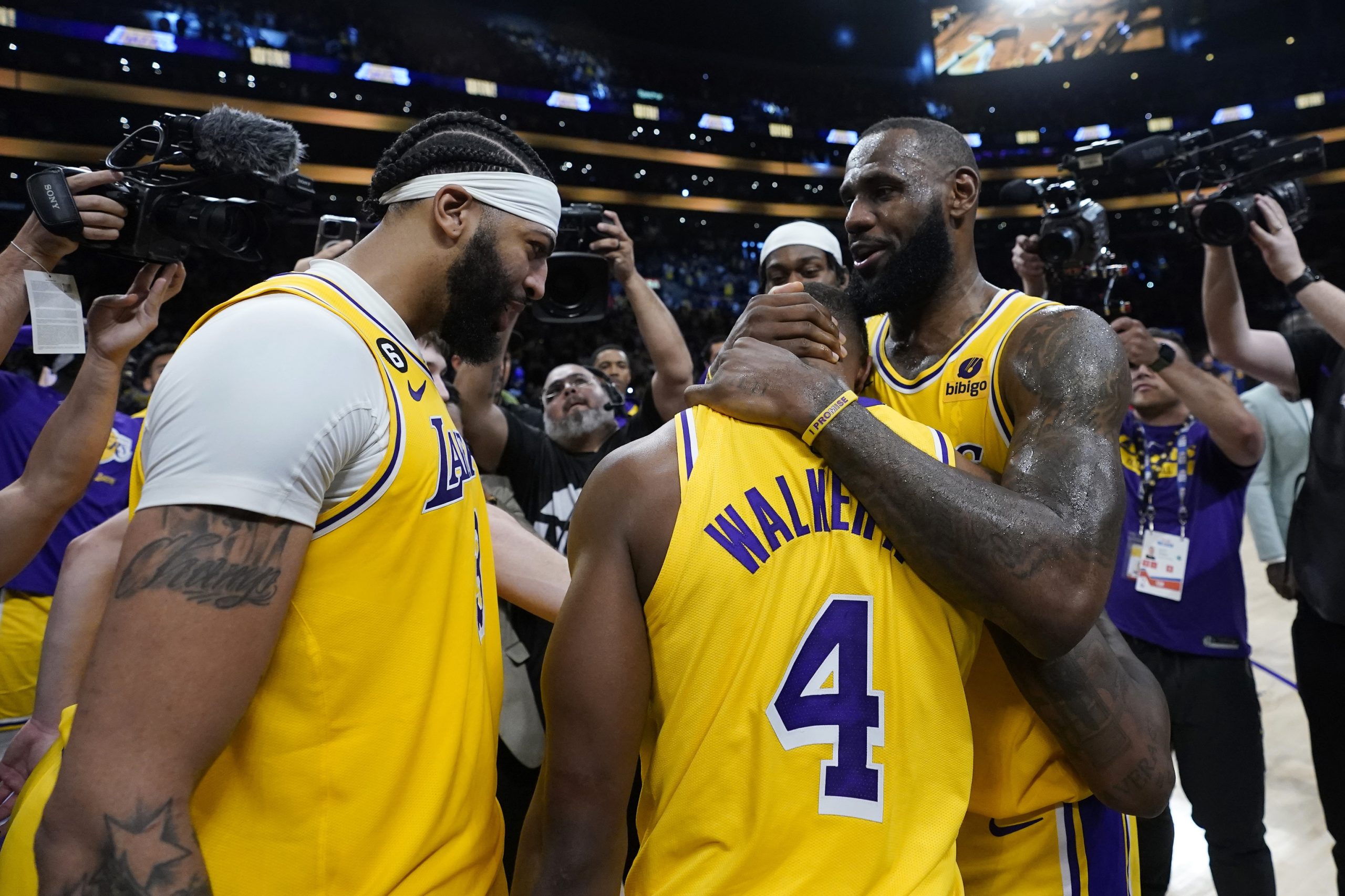 Lonnie Walker IV se pone la corona de LeBron en los Lakers para dejar a los Warriors al borde del abismo