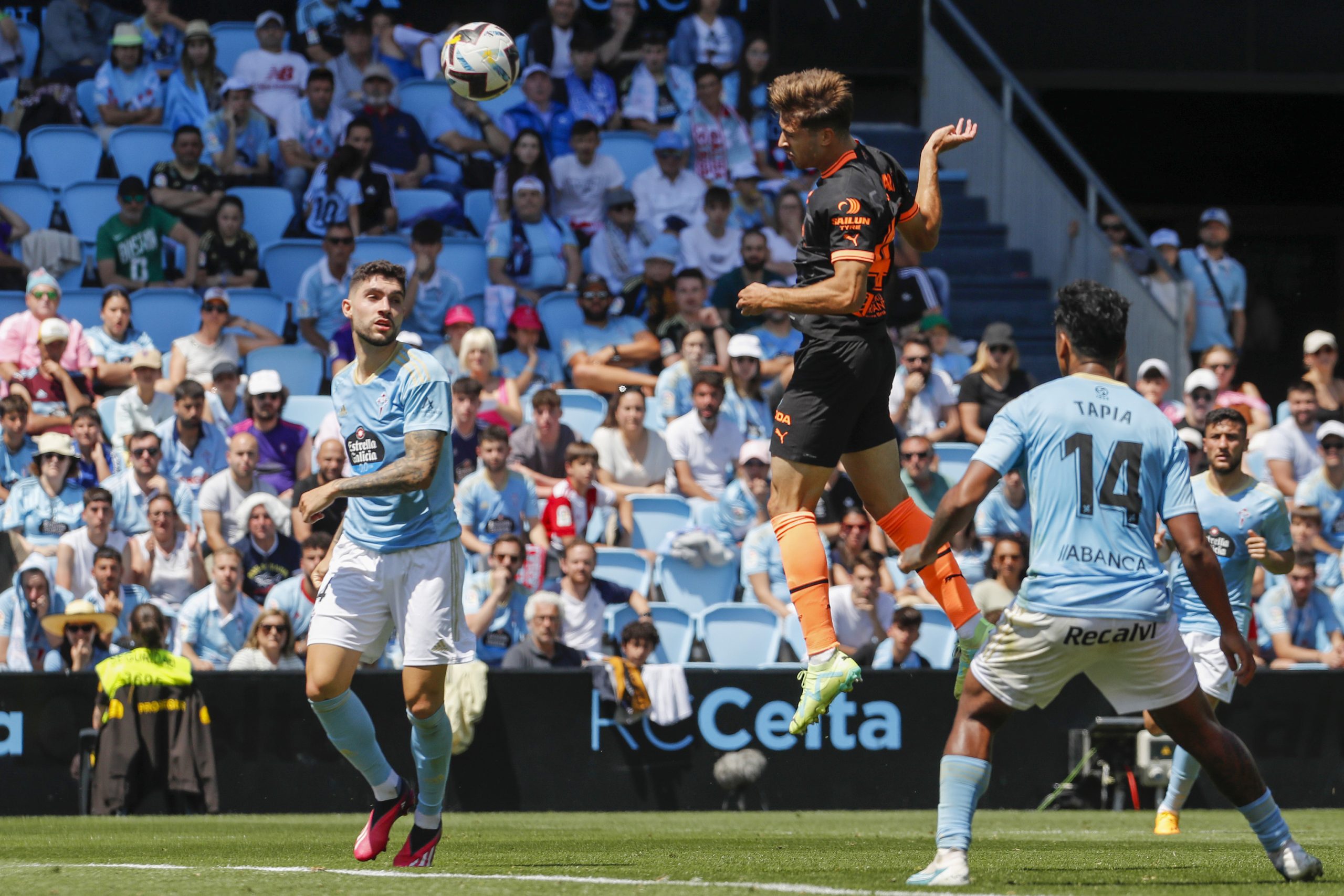 Los 'niÃ±os' de Baraja hacen volar al Valencia y complican al Celta