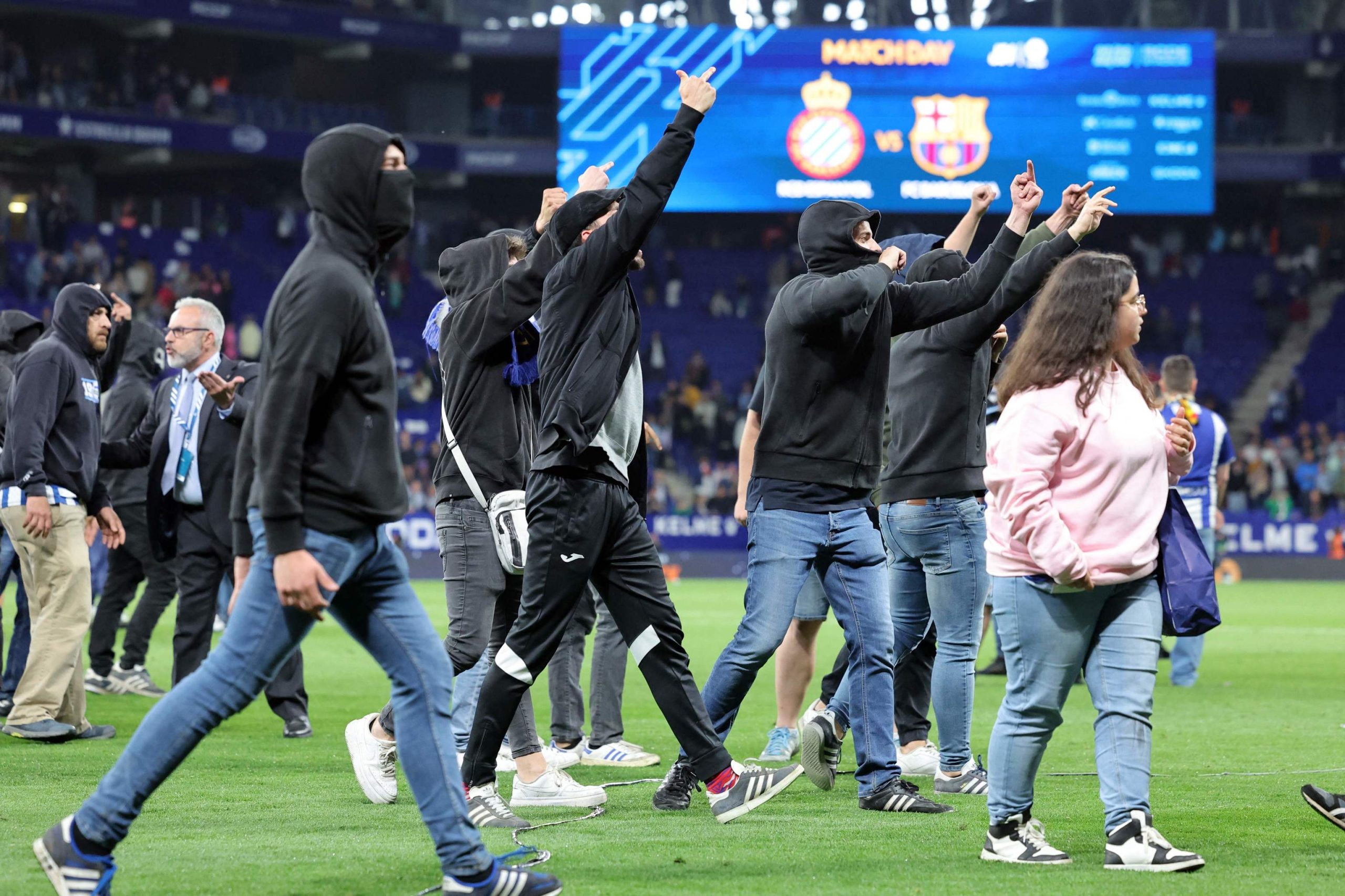 Los ultras del Espanyol precipitan el fin de la celebraciÃ³n azulgrana invadiendo el campo