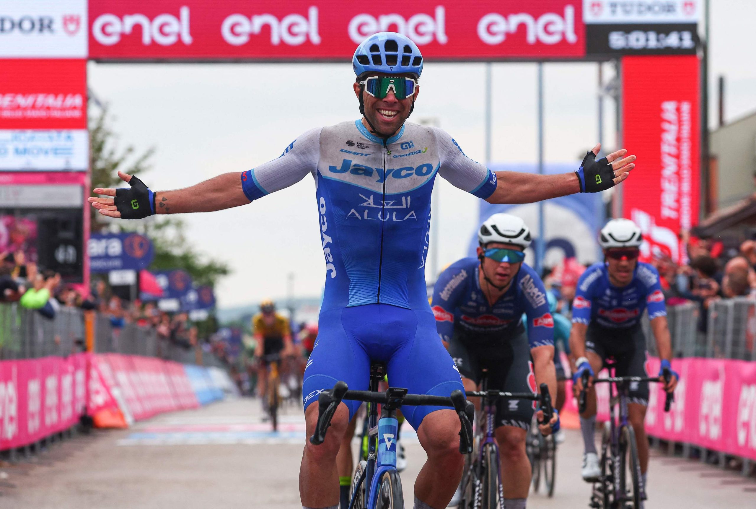 Matthews impone su ley y estrena palmarés en el Giro de Evenepoel