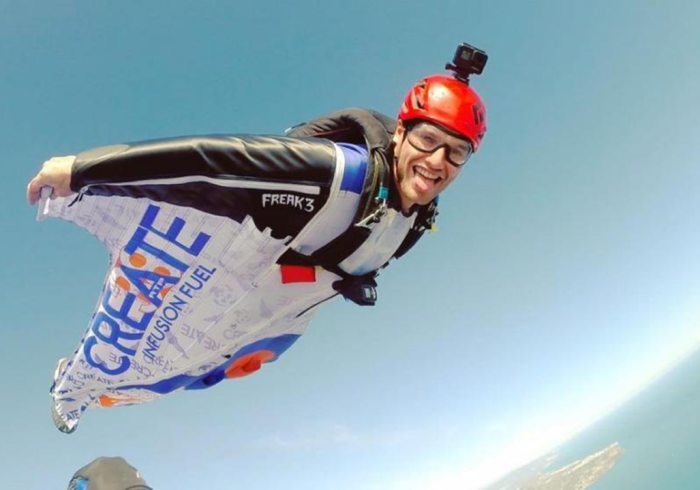 Muere durante un vuelo en el Pirineo el especialista en parapente y salto base Alex Villar