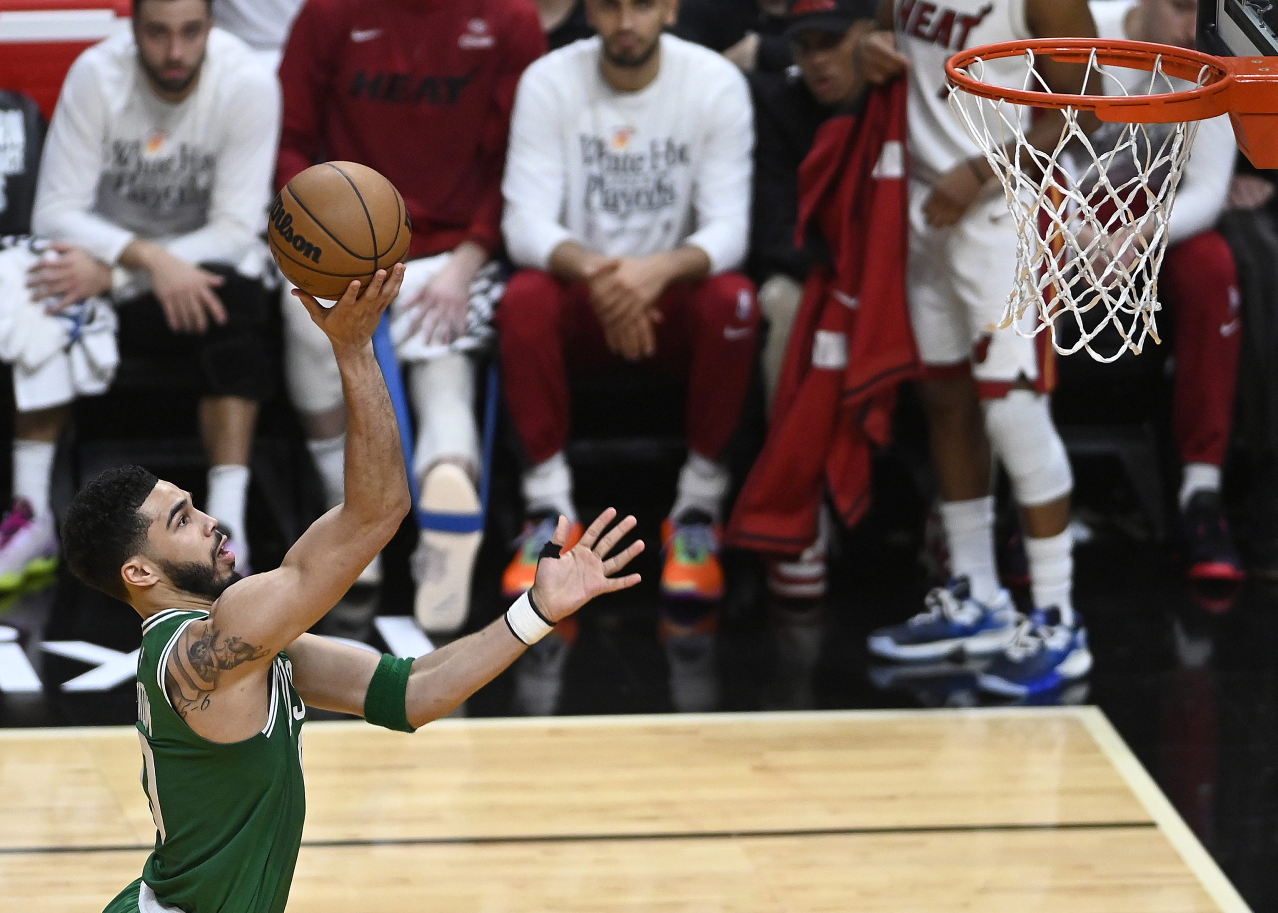 Tatum libra a los Celtics de la humillaciÃ³n y despierta los Ã¡nimos de remontada ante los Heat