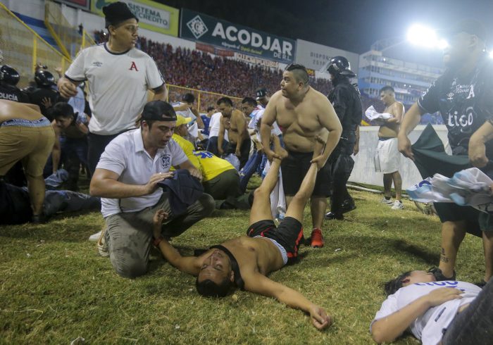 Tragedia en El Salvador: una estampida deja 12 muertos y 100 heridos en el estadio CuscatlÃ¡n
