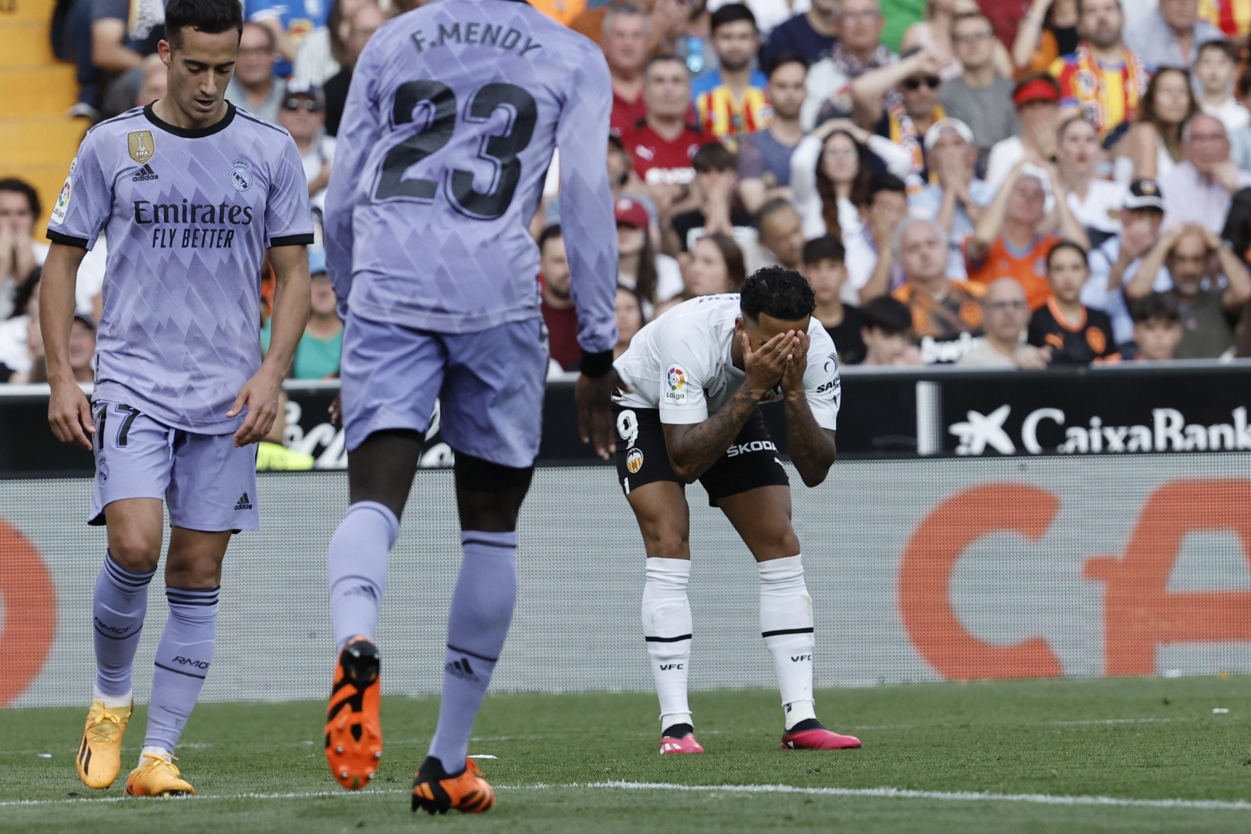 Tres encapuchados asaltan el chalÃ© del jugador del Valencia Justin Kluivert y agreden a su pareja