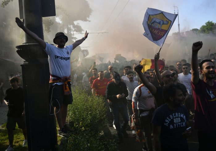 Un aficionado del Sevilla hospitalizado por la agresiÃ³n de ultras de la Roma